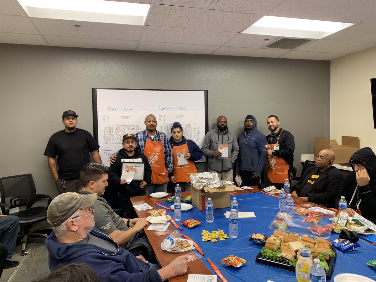 Alex_Fuentes85's tweet photo. Congratulations Luis, Josie, Keith and shawdee Rockstars of the month as well as Bobby DH of the Month. Thank you I really appreciate all your hard work at night. #Latenightsamepage #FreightTeam #team1062 #PCD62 https://t.co/4BFN8KJNNQ
