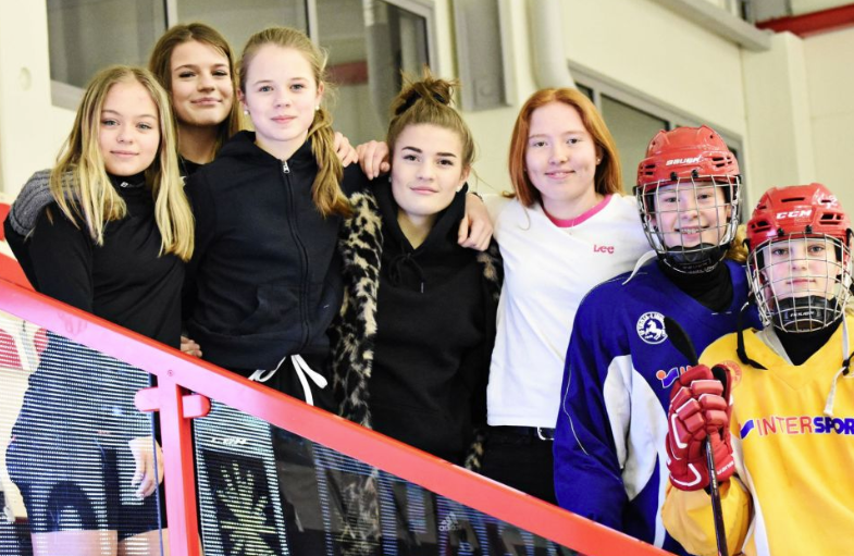 SMLsporten's tweet photo. Hela sju av 18 spelare i Smålands lag tillhör IF Troja-Ljungbys damlag. Nu ska de försvara Smålands färger i Stålbucklan som avgörs i Ljungby Arena. ”Vi har publiken med oss” https://t.co/7fIcbPgXmD #twittpuck #stålbucklan @trojaljungby #trojaljungby https://t.co/SRbstJri0U