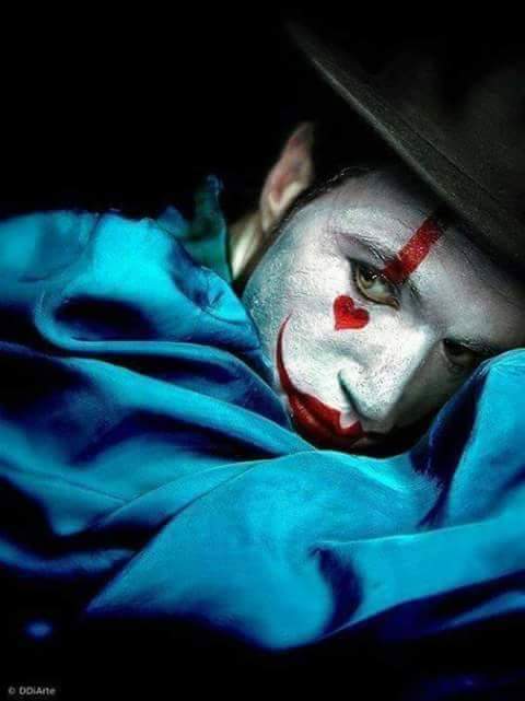 Detrás de muchas sonrisas, se ocultan muchas lágrimas.