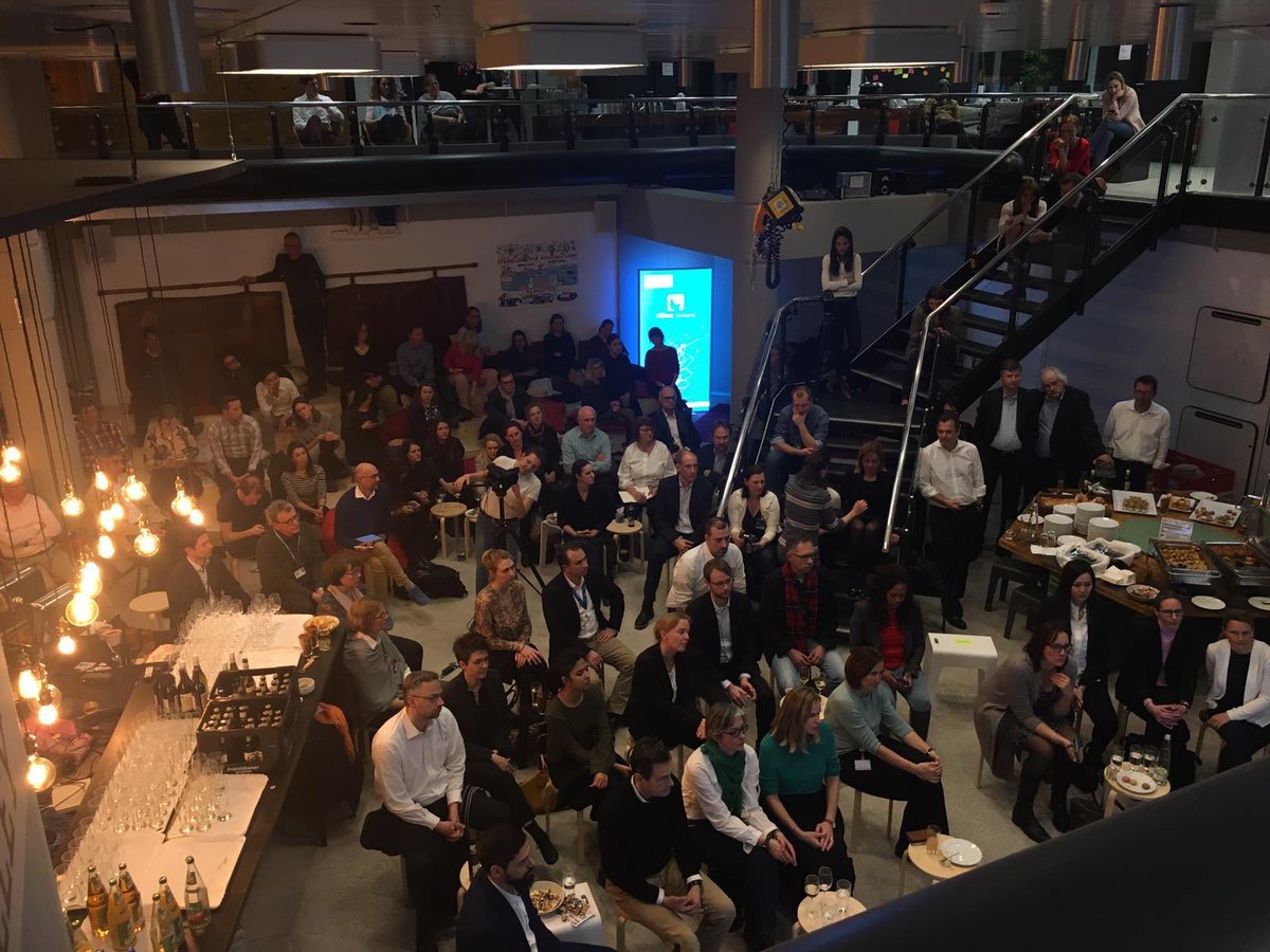 #Employability results from the interplay of #identification, #competencies and #wellbeing at work and is in the shared #responsibility of employer and employees. It is a safety anchor for the #FutureOfWork!
Inspiring exchange with Prof.Dr. Jutta Rump last night! ⁦@janinakugel