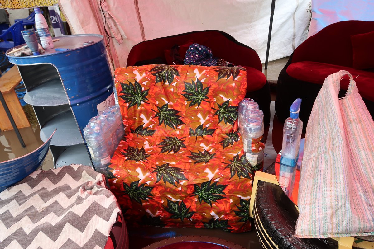 PNUDRDC's tweet photo. Des créations originales dans le recyclage des déchets plastiques à Goma avec une plus-value dans la déco intérieure lors du festival Amani 2019. @PNUDRDC a organisé en 2018 #HackWasteKin. Des résultats prometteurs obtenus à Goma méritent d'être vulgarisés. https://t.co/hlW0LhOzV6