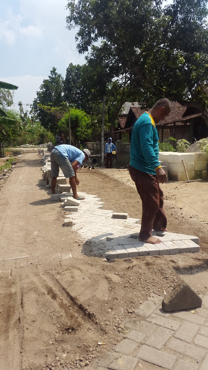 Brigade01W's tweet photo. Pemb jln lingkungan desa Sooko kec. Wringinanom
 #JalanDesadiJatim
#HasilNyataDanaDesa
#tppigresik
#TPPIJawTimurBangun 
Bngun Jalan gak perlu bising dimedia tapi ini kenyataan di desa
@jokowi
@EkoSandjojo
@anwsanusi
@taufikmadjid71 
@fachrilabalado @AndryDewantoAh2 @BRIGADE017 https://t.co/KCW1lWR7vw
