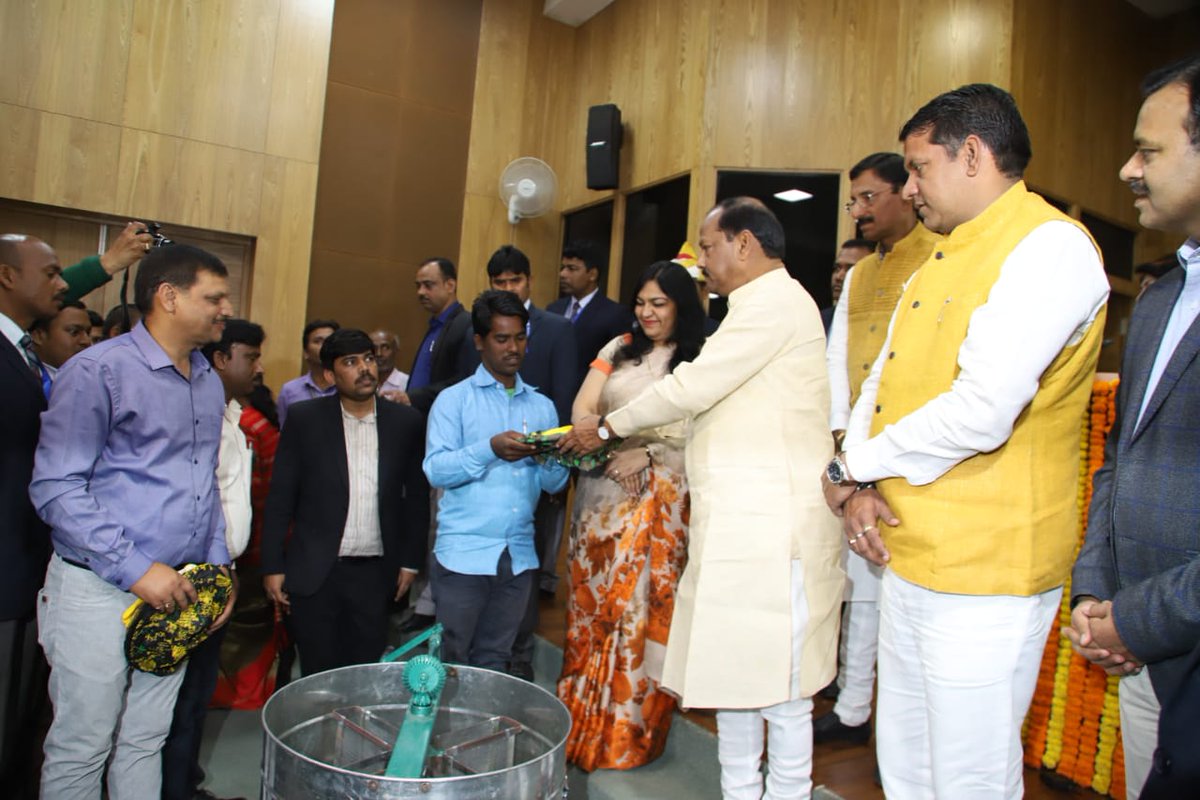 dasraghubar's tweet photo. नौजवानों से अपील है कि रोजगार के लिए डेयरी फॉर्म खोलें। दूध और गोबर की खाद से आमदनी भी होगी। आपको बाजार तलाशने की जरूरत नहीं, सरकार सारा दूध खरीद लेगी। 
#NewJharkhand https://t.co/c6tqozeZ0u