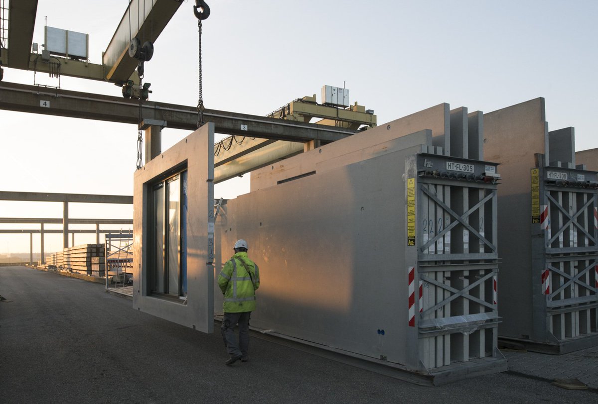 Bij <a href="/voorbijprefab/">Voorbij Prefab B.V.</a> wordt oneindige variatie gemaakt in duurzame #prefab betonproducten. Wat dit inhoudt, wat de voordelen zijn en hoe er veel variatie kan zitten in deze onderdelen voor #conceptwoningen? <a href="/DorienStaal/">Dorien</a> legt uit: tbiwoonlab.nl/beterbasishuis…