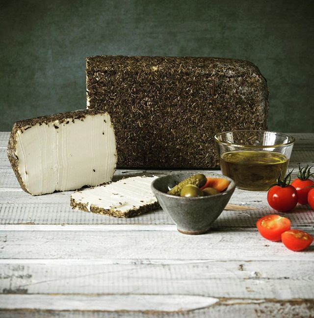 Organic Cabra Herbes 🧀 Soft cheese with firm texture, coated with organic thyme, oregano and rosemary
Our Organic Cabra Herbes has been awarded with a gold medal at the Worlds Cheese Awards. 🙌🥇
#helloworld #london #londonfood #cheese #montadito #eatg… ift.tt/2GBCbMC