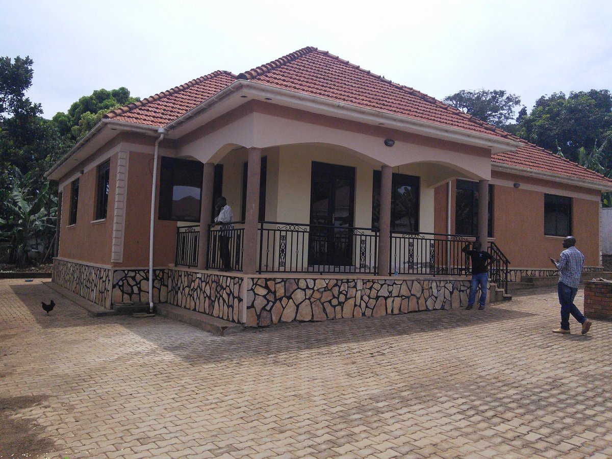 MukisaProperti1's tweet photo. For only US$ 180,000 (650m) buy this house on 0.5 acres on Entebbe road at Kajjansi
- Easy access to Entebbe Airport, Kampala city
- 5 self contained bedrooms
- Space for garden
For this &amp;more houses on market: 0708513535, 0706799099 (watsapp)
 #house #Kampala #Uganda #EastAfrica https://t.co/ERpoz9TzQu
