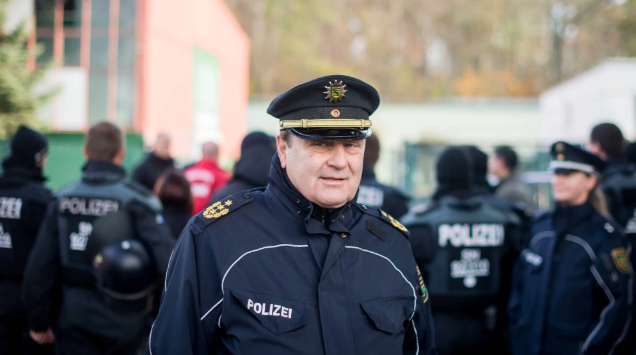 vice_de's tweet photo. Wie ein Leipziger Polizeichef einen sinnlosen Kampf gegen #Drogen führte:
▶︎ https://t.co/tLgGGCiCyH

Jetzt wirft die Opposition dem CDUler in Uniform vor, dass er sich damit einen Platz im sächsischen Landtag sichern wollte. https://t.co/eCuVrNtoBD