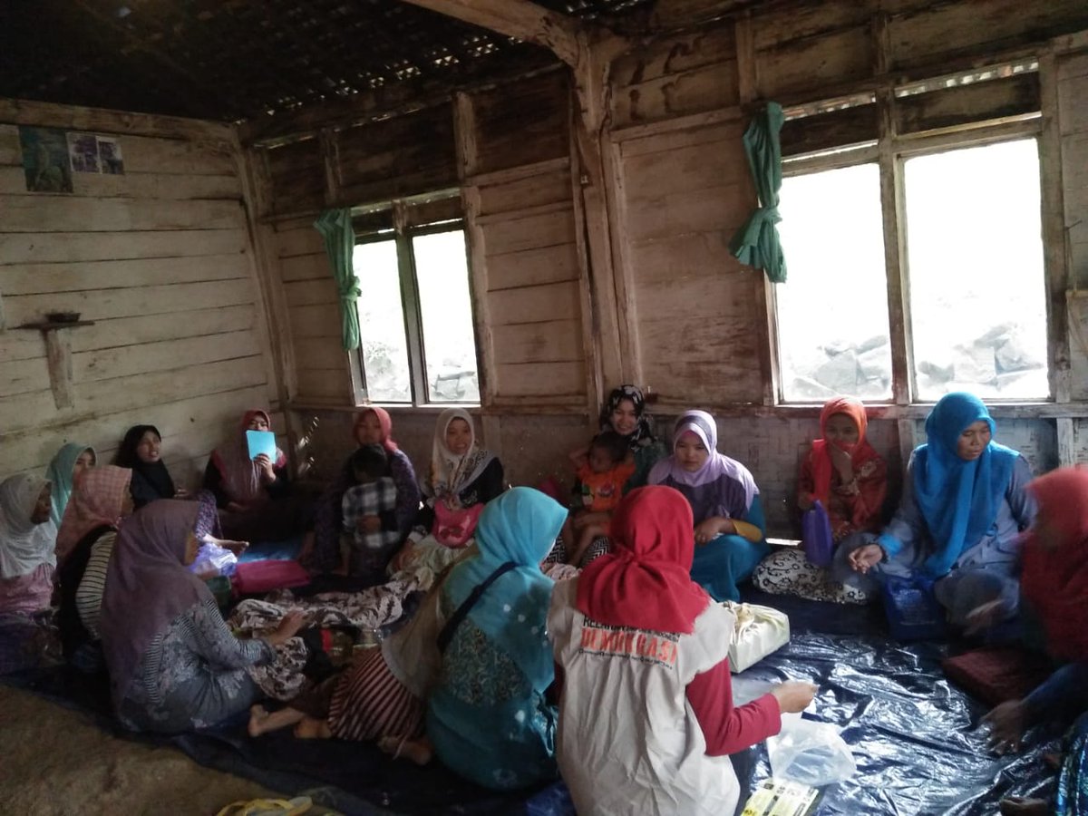 Peran Relawan Demokrasi <a href="/kpupemalang/">KPU Kabupaten Pemalang</a> Dalam memberikan pemahaman tata cara 4M Membuka, Mencoblos, Melipat, Memasukan. serta mengajak para Petani, dan Ibu2 Pengajian utk dtg ke TPS pada pemilu 17 April Nanti
<a href="/KPU_ID/">KPU RI</a> <a href="/KPU_Jateng/">KPU Jateng #LindungiHakmu</a> 
#relawandemokrasi #Pemilu2019