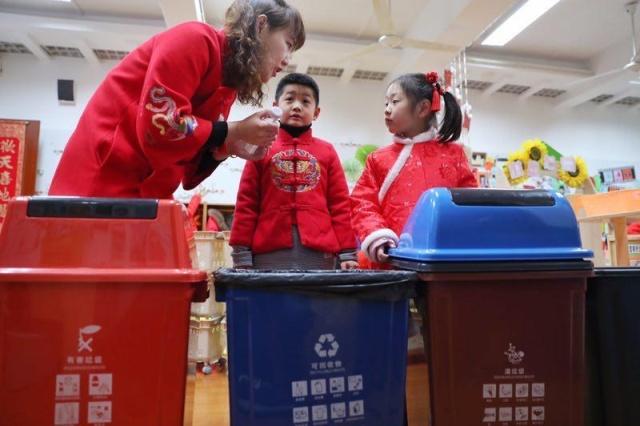 ShanghaiEye's tweet image. As 1.4 million primary and secondary school children in #Shanghai return to classes after #CNY , they are learning a little about proper #garbageclassification and safety education .