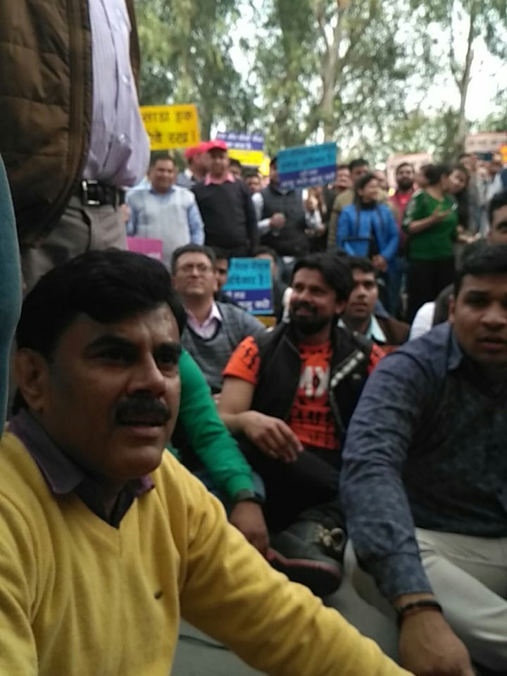 UmeshBatra9's tweet photo. दिल्ली सचिवालय का घेराव चल रहा है। थोड़ी देर में सेवा विभाग का पुतला दहन # @PMOIndia @HMOIndia @LtGovDelhi @cmdelhikejriwal @AssociationDass @aajtak @vishwjeetDON @IndiaToday @IndiaNews247 https://t.co/eaKzzllrAi