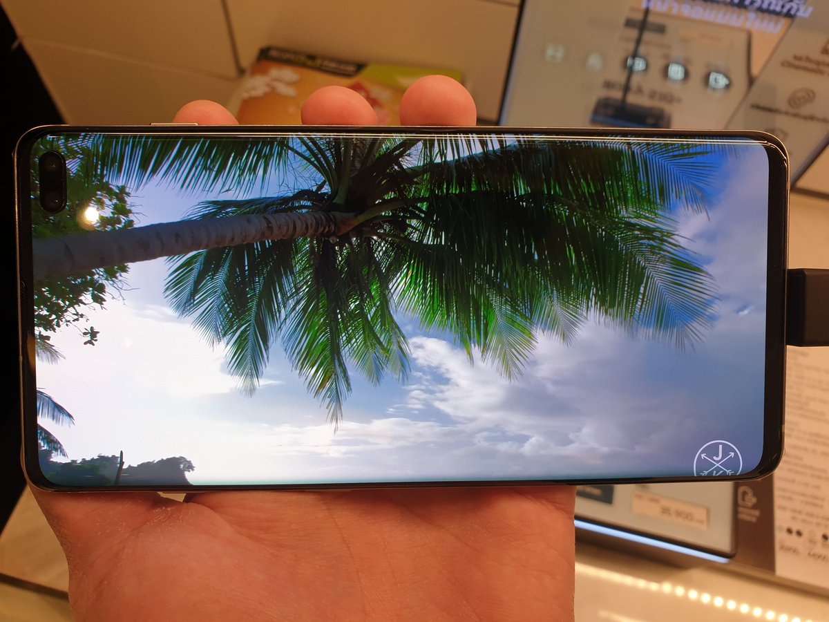 Pluem0511's tweet photo. เทคโนโลยีจอ s10+ คือเทคโนโลยีเดียวกับทีวี ซัมซุง QOLED ราคา 169,900 บาททท จอสวยจริงงง https://t.co/osrRTTXNXv
