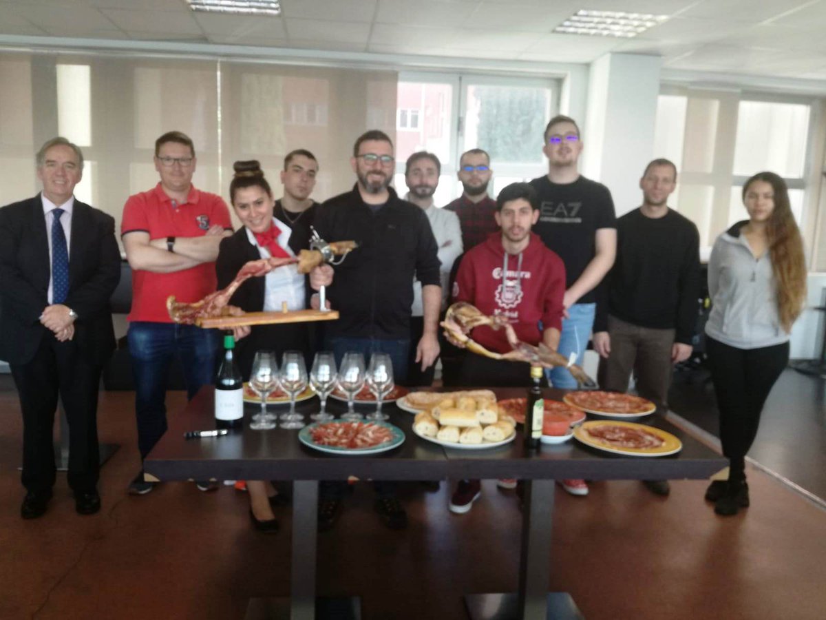 IFEhosteleria's tweet photo. Esta semana celebramos una edición más del Taller de Corte de Jamón. Los alumnos aprendieron el manejo de las herramientas de un maestro cortador, rentabilidad de piezas y raciones, presentaciones... #cortadordejamon #jamon #jamonlover #topsala #camarero #restaurante #bar 🐷🔪 https://t.co/E9yhblzlIF