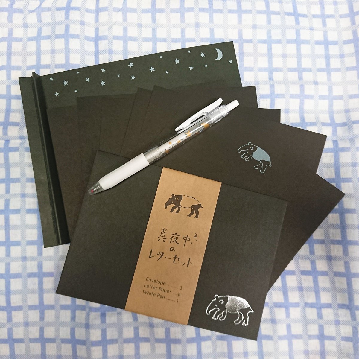 ট ইট র 文具女子博 7月に名古屋で開催 連日文具女子博petit大阪開催にたくさんのご反応をいただきありがとうございます 今日はプラネタリウムで出会ったすてきなレターセットをご紹介します 夜の空のような黒の便箋にメッセージを書けるよう 白いペンもセット