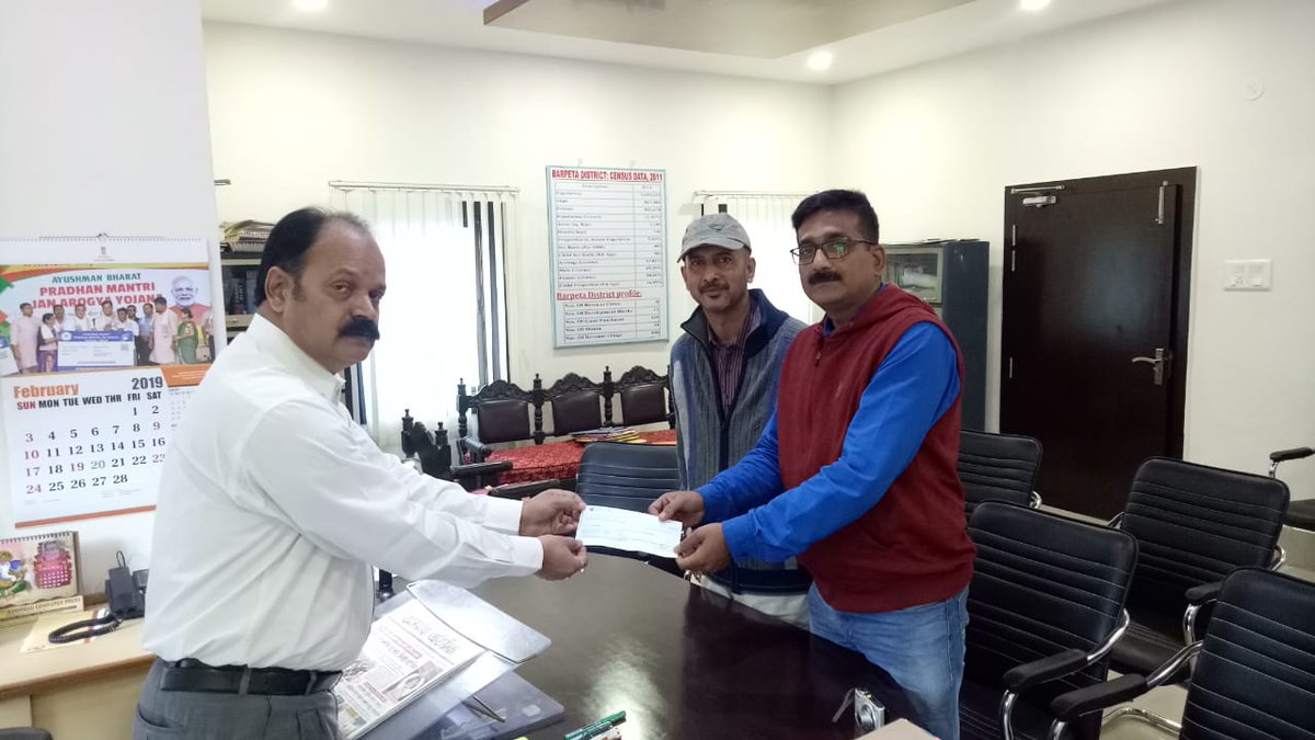 Shri Munindra Sarma, DC Barpeta, today handed over a cheque of Rs 50,000/- to Sri Kuntal Kalita, Spl. Correspondent, Dainik Batori Kakot, Barpeta for treatment of his ailing father. The financial assistance has been extended by #DIPR under the 'Journalist Medical Welfare Scheme'.