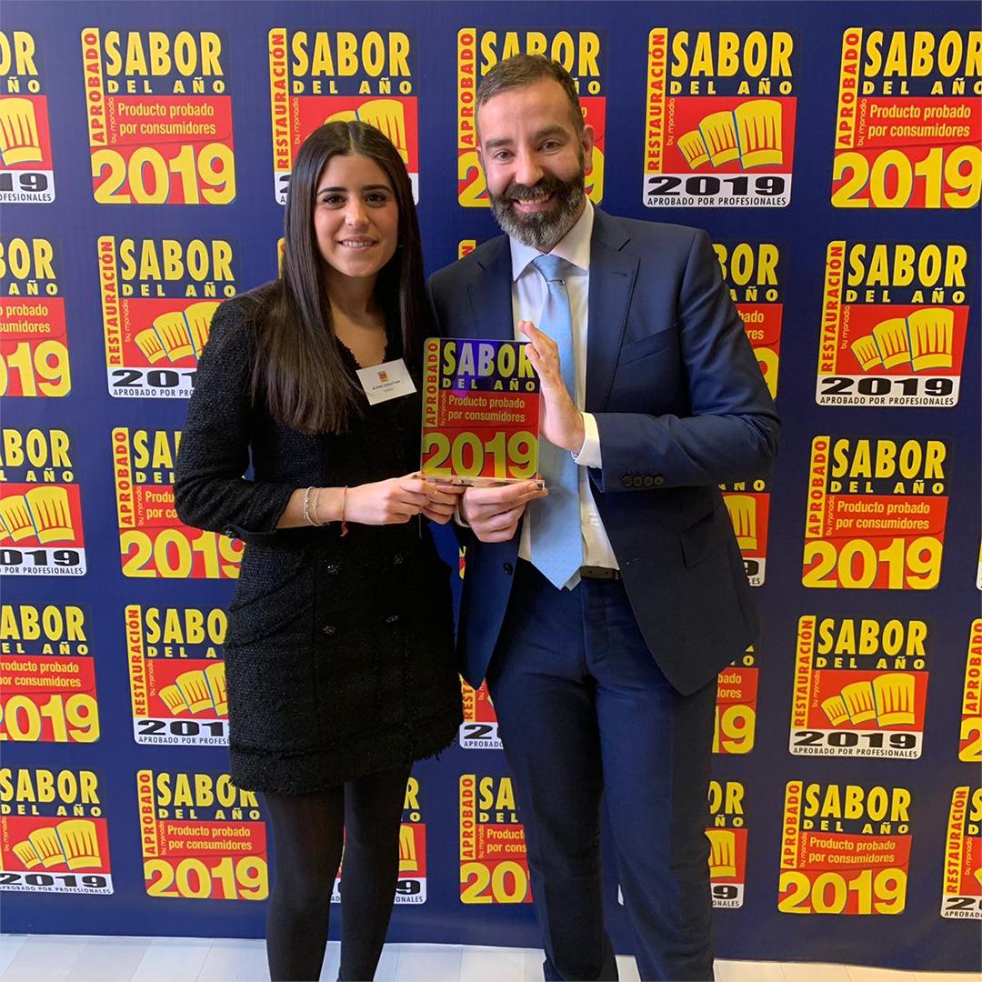 Parte del equipo de Marketing de Coosur, Alejandro Treceño y Elena Esquitino, recogen el premio <a href="/aprobado_sabor/">SABOR DEL AÑO</a> 2019. Este premio nos motiva más porque nos lo habéis dado vosotros, los consumidores. 💚🏆
➡ bit.ly/SaborDelAñoAOVE
#Coosur #Aove #Evoo #AceiteDeOlivaVirgenExtra