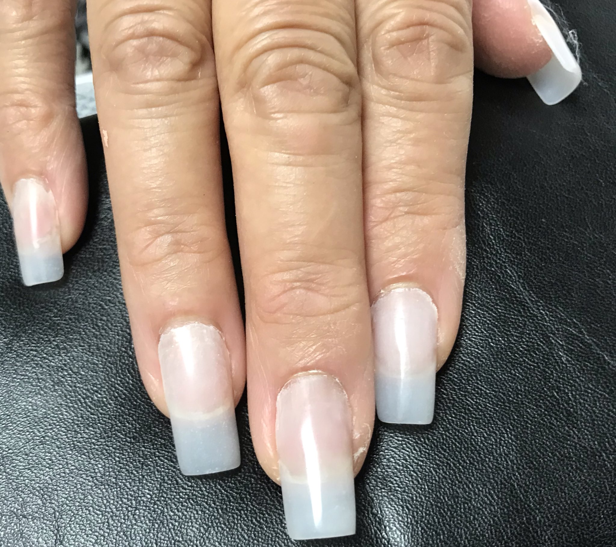 ネイルアトリエアリス 卒業生の方の自宅サロンを訪問しました 素敵なリビングでのネイルサロン いつもお客様が次々いらしている繁盛サロンです やはり素敵なお人柄にお客様が集まりますね 同様に自宅サロンをされている生徒さんの検定練習も含め