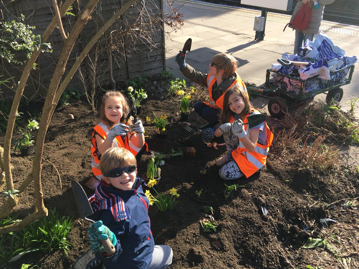 EnergyGardenLDN's tweet photo. Happening right now!
We are having a ball at #FinchleyCentral installing the station's new garden. There's word that more kids are on the way to help...
Stop by and see how we are brightening up the daily commute at another station, just in time for Spring!
#ChangingStations https://t.co/6j2ZVJBhQL