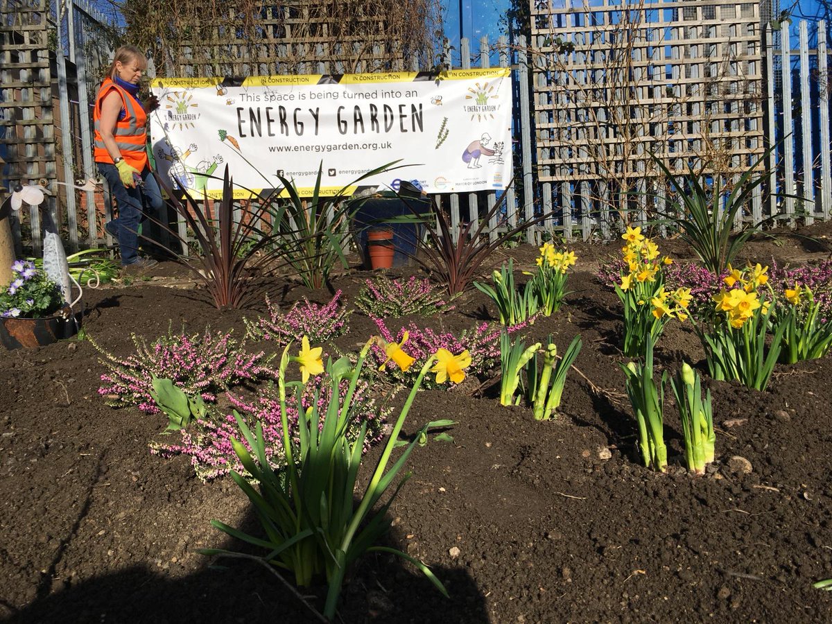 EnergyGardenLDN's tweet photo. Happening right now!
We are having a ball at #FinchleyCentral installing the station's new garden. There's word that more kids are on the way to help...
Stop by and see how we are brightening up the daily commute at another station, just in time for Spring!
#ChangingStations https://t.co/6j2ZVJBhQL