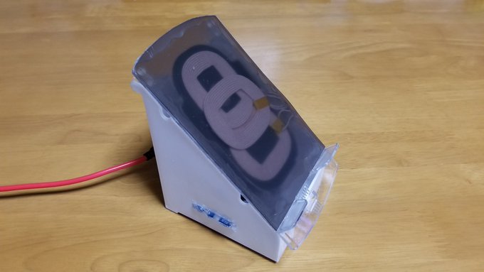 角度が丁度良くてお気に入りの100均スマホスタンドに500円くらいで買ったワイヤレス充電モジュールを組み込んでみた。仕上がりがちょっと汚いけど快適。(*&acute;&omega;｀*) https://t.co/vXuMh<a href="/tag/mytwitteranniversary"class="tags"><span>#mytwitteranniversary</span></a>
