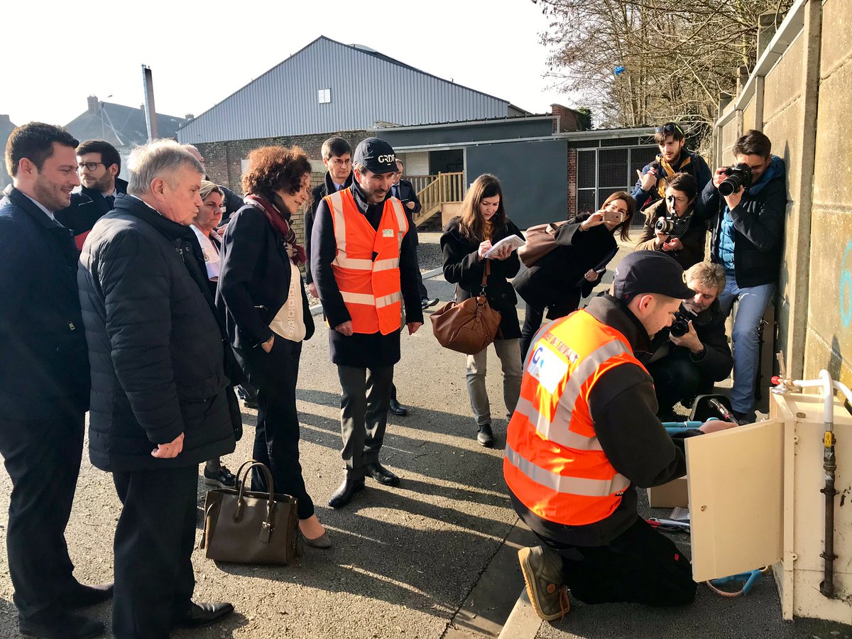 À #Cambrai, en région <a href="/hautsdefrance/">Région Hauts-de-France</a>, échanges entre <a href="/EmmWargon/">Emmanuelle Wargon</a> et <a href="/HUBERT_Laurent9/">Laurent HUBERT</a>, Directeur du projet #ChangementDeGaz chez #GRDF, et démonstration de l’opération de remplacement d’un détendeur en coffret #GazNaturel client. #Formation #TransitionEnergétique