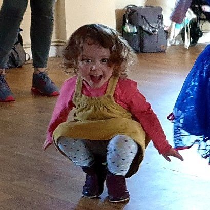 Discotots's tweet photo. Not the clearest of pictures but look at this little cuties face 😍 Jocelyn enjoying being under the parachute this morning! 
https://t.co/SxxHQbPgkL 
#discotots #disco #whitchurch #cardiffmums #cardiff #cardifftodler #parachute #funtimes https://t.co/KXnCVGYDTo