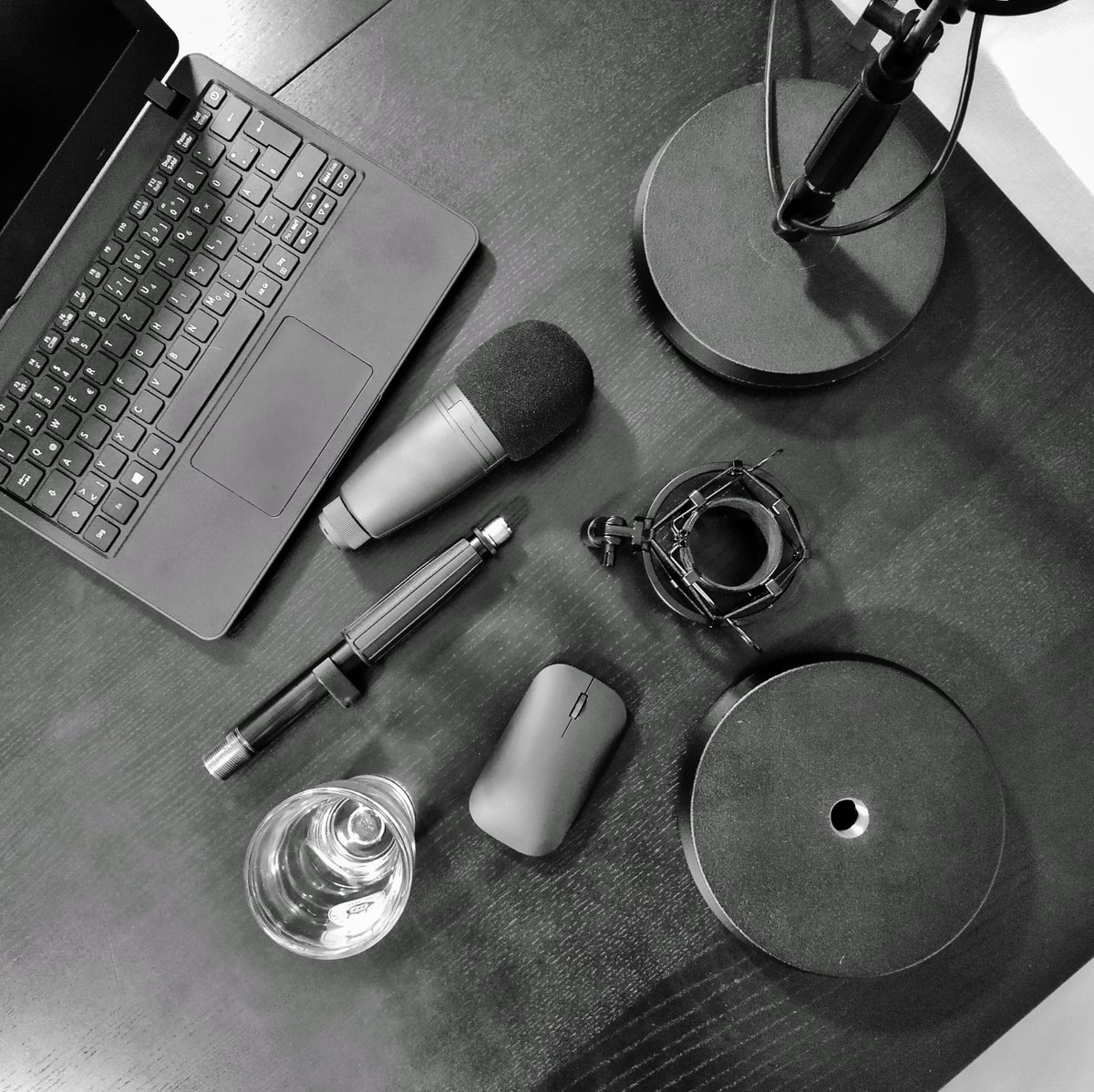 NSRTPodcast's tweet photo. Wir richten unser millionenschweres Set ein und befüllen die Gläser noch eben mit Rokko No Mizu. Nicht verpassen!
Heute | 20 Uhr | #Youtube, #Spotify, #iTunes...
Klickt den Link im Profil!
#NSRTpodcast #nerdscience #läuftbeiuns #werhatderkann #rokkonomizu #podcast #filmpodcast https://t.co/FB4O1invRw