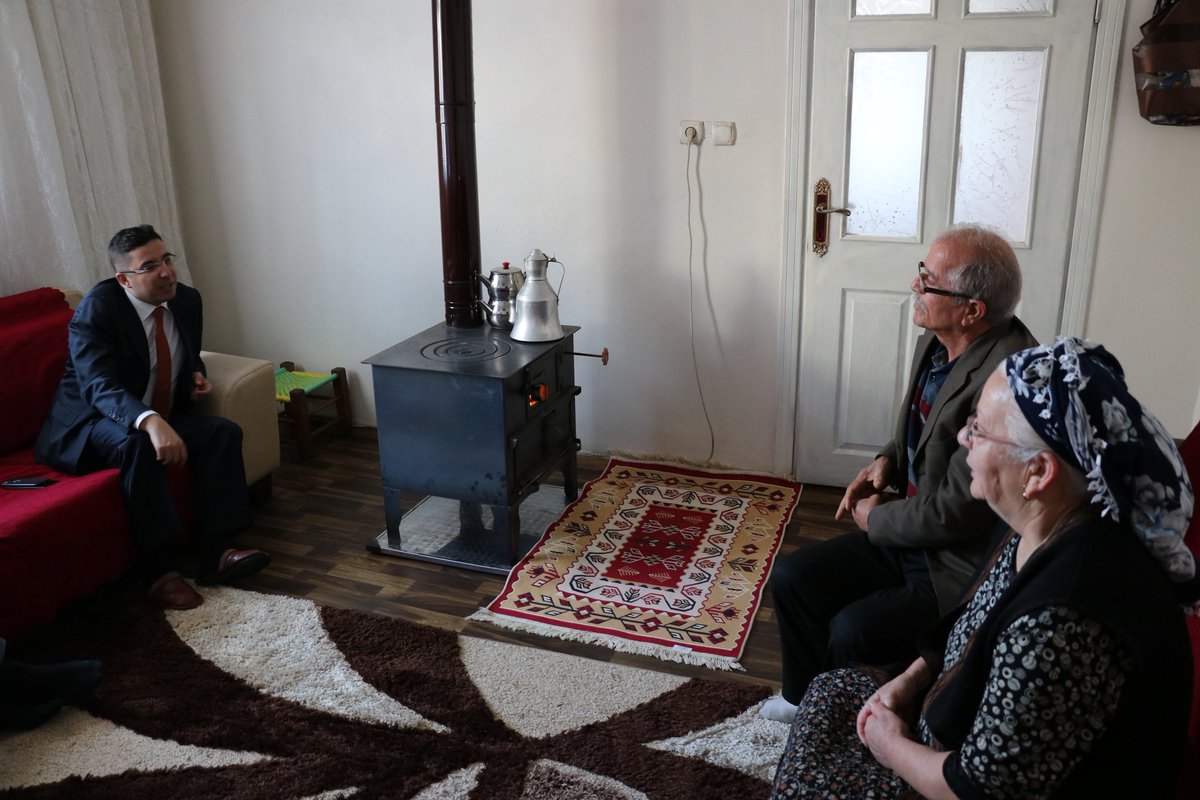 PAZARKAYMAKAMLI's tweet photo. Kaymakamımız Sayın Ayhan TERZİ, 2010 yılında Muğla ili Datça ilçesi 107 nolu Taşınabilir Hava Radar Mevzi Komutanlığında vatani görevini yapmakta iken şehit düşen Ömür CANCA 'nın kabrini ziyaret etti. Ardından şehidimizin evine giderek anne ve babası ile bir süre sohbet etti. https://t.co/9X1ODWCfM2