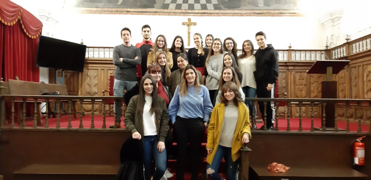 Cheloradio's tweet photo. Esta semana hemos aprendido, sentados nada menos que en el Aula Magna, cómo se trabaja el protocolo universitario. Cuánto trabajo y mimo hay, por ejemplo, detrás de un Doctorado Honoris Causa. #protocoloyeventos @fcomsalamanca https://t.co/qzJIDAPsZa