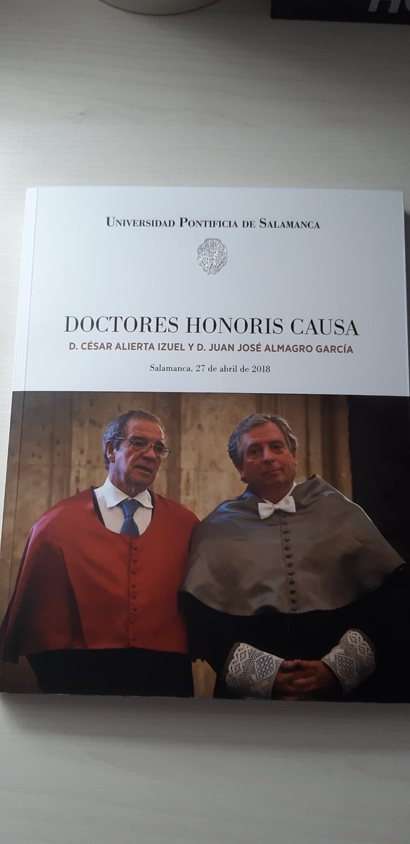 Cheloradio's tweet photo. Esta semana hemos aprendido, sentados nada menos que en el Aula Magna, cómo se trabaja el protocolo universitario. Cuánto trabajo y mimo hay, por ejemplo, detrás de un Doctorado Honoris Causa. #protocoloyeventos @fcomsalamanca https://t.co/qzJIDAPsZa