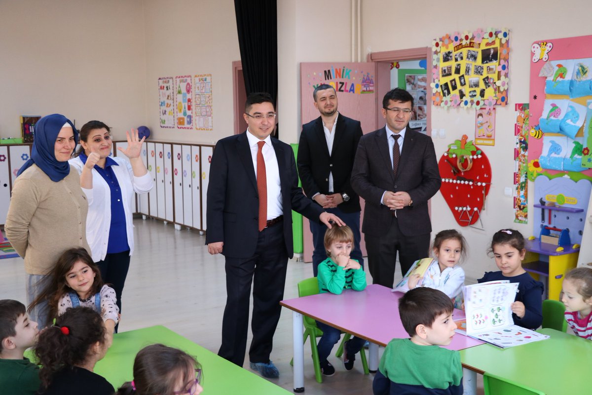 PAZARKAYMAKAMLI's tweet photo. Kaymakamımız Sayın Ayhan TERZİ, İlçe Milli Eğitim Müdürü Nimet BÜYÜK ile birlikte ilçemiz Zübeyde Hanım Anaokulunu ziyaret etti. Okul müdürü Fatma DERECİ 'den okulla ilgili bilgi alan Kaymakamımız, sınıfları ziyaret ederek minik öğrencilerle sohbet etti. https://t.co/WYOrScqC1l