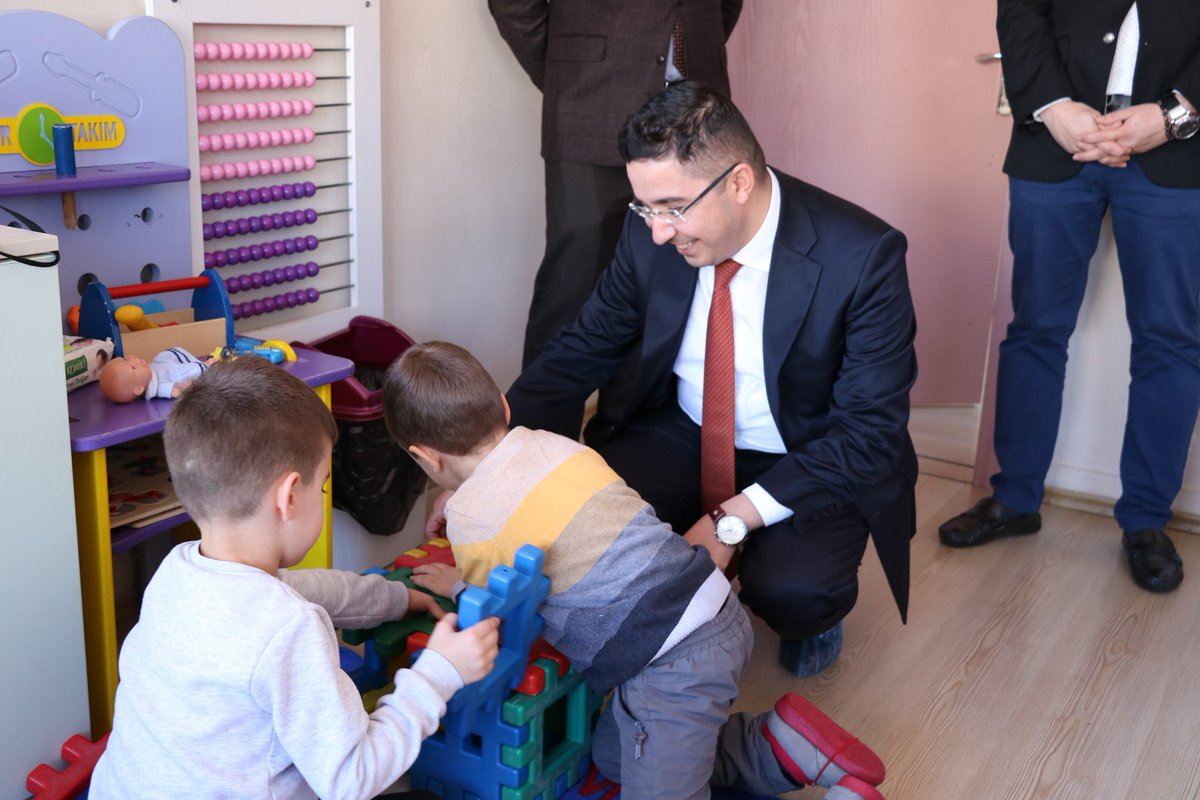 PAZARKAYMAKAMLI's tweet photo. Kaymakamımız Sayın Ayhan TERZİ, İlçe Milli Eğitim Müdürü Nimet BÜYÜK ile birlikte ilçemiz Zübeyde Hanım Anaokulunu ziyaret etti. Okul müdürü Fatma DERECİ 'den okulla ilgili bilgi alan Kaymakamımız, sınıfları ziyaret ederek minik öğrencilerle sohbet etti. https://t.co/WYOrScqC1l