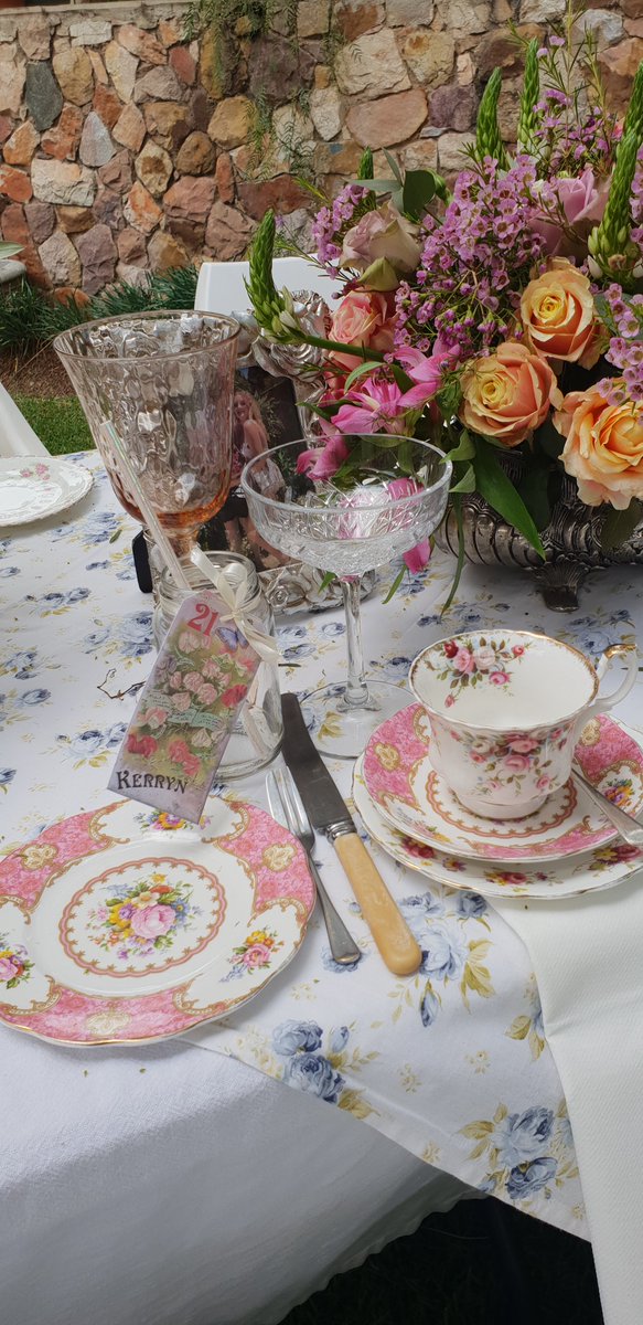 AVINTAGEAFFAIR2's tweet photo. #avintageaffair #vintagedecorhiring #vintageteacups #teacuphire https://t.co/6N1nQguZNb