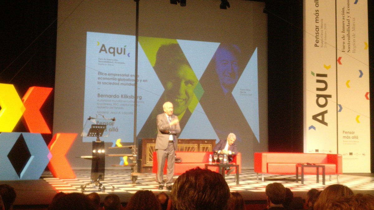 VictorGMontero's tweet photo. «Más vale encender una vela que maldecir a la oscuridad» Bernardo Kliksberg @Bkliksbergok nos habla de la importancia de la ética empresarial para afrontar los retos del siglo XXI como el hambre, el cambio climático y la sobrepoblación @infoRMurcia  #foroaqui https://t.co/piFo7Lm2wZ