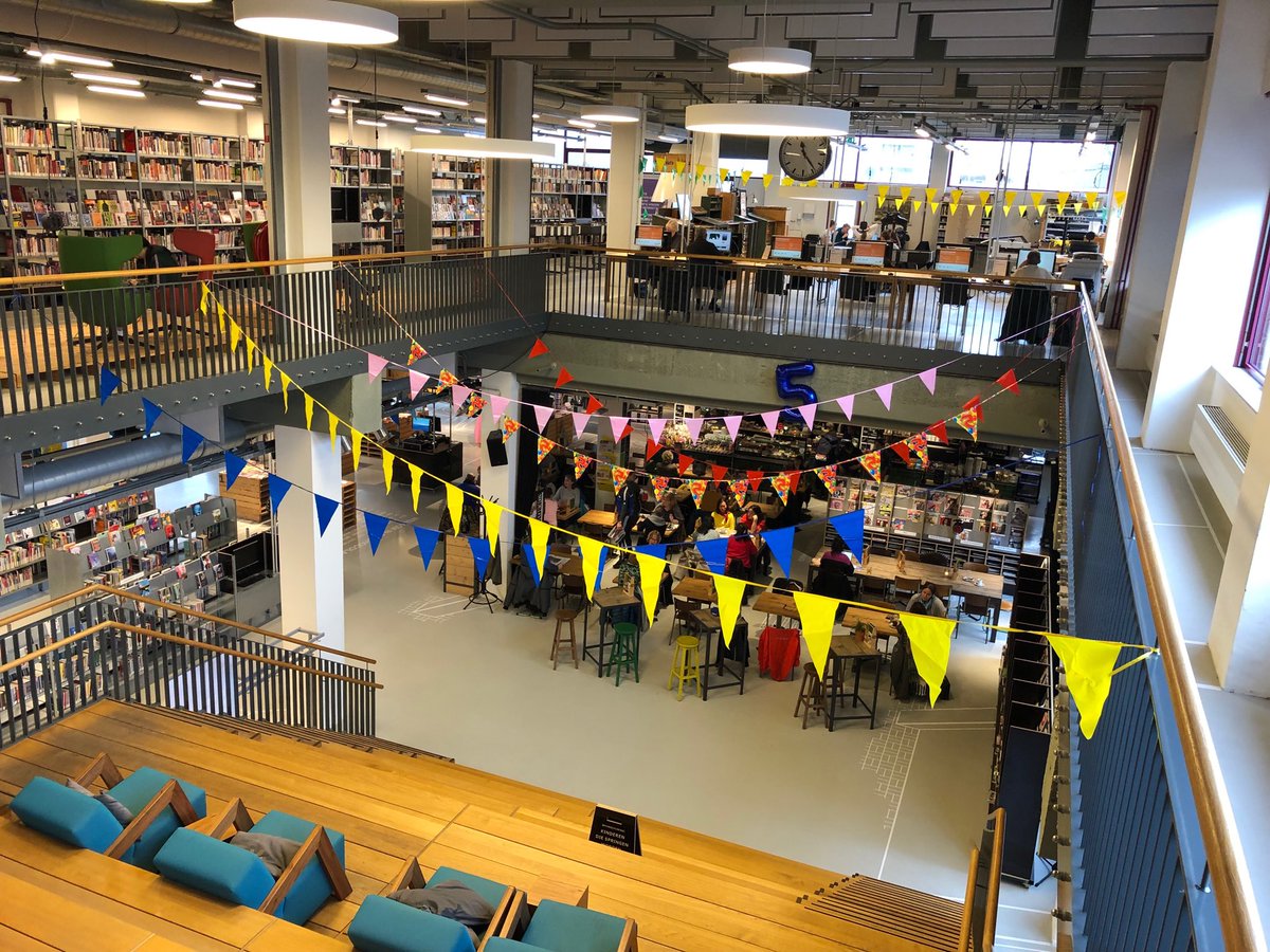 Heerlijk, een feestje voorbereiden ⁦@biebgouda⁩ in de Chocoladefabriek. Vrijdag 1 maart vieren we ons eerste lustrum ⁦<a href="/Chocolafabriek/">Chocoladefabriek Gouda</a>⁩. Hele dag activiteiten. En taart natuurlijk. #wijtrakteren