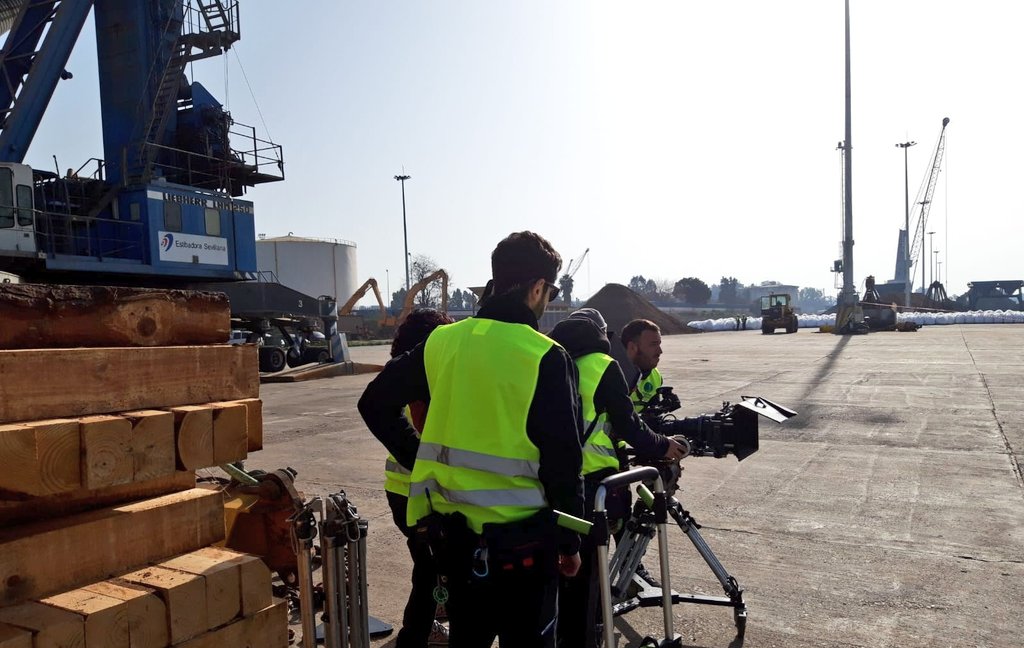 PuertoDeSevilla's tweet photo. Algo se cuece en los muelles del @PuertoDeSevilla... Hoy grabamos unos planos para la nueva película de #LosCompadres @mundoficcion y @Albertoemen 📽🎬 ¡Esperamos que 'Para toda la muerte' sea un gran éxito! 😁 https://t.co/z7nm4V5i71