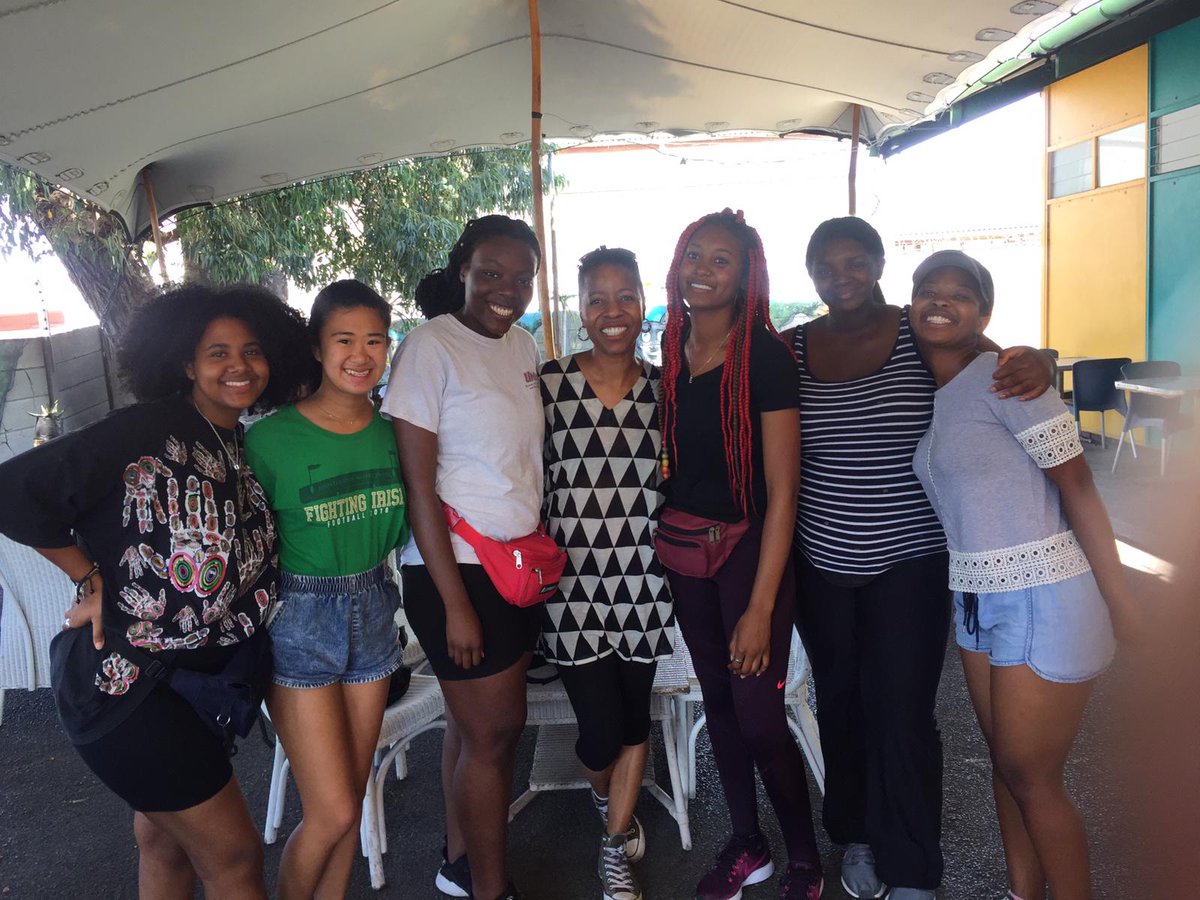 Getting all set- Artist Linet Kamala from London with the amazing painting crew who whitewashed the wall of international students
Kat，Ashanti
Everkesia，Farrah
Dagemawit，Katlego
#ultra
#upliftinglanga
#streetart
#linkamart
@linettkamala