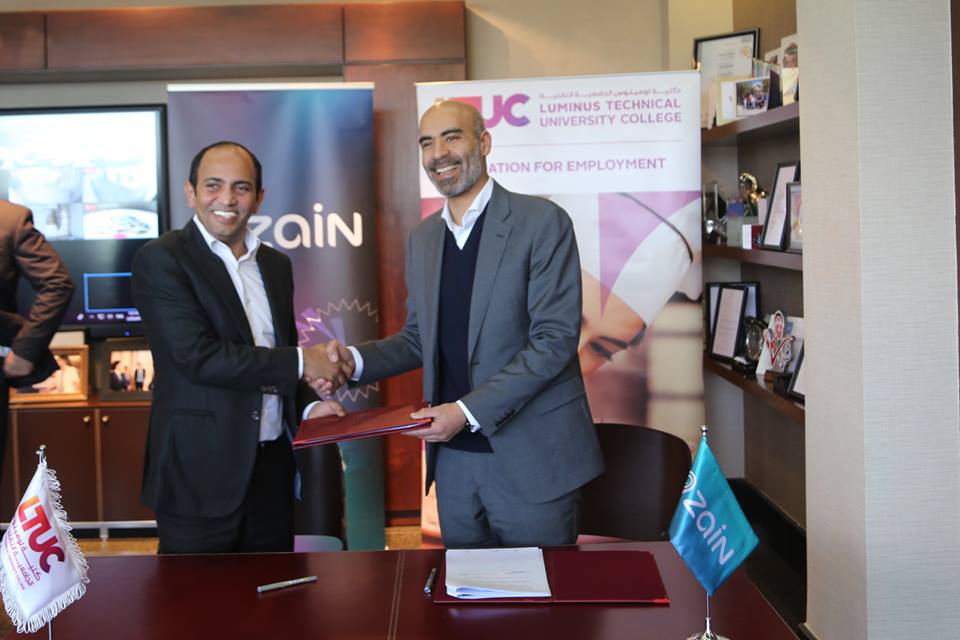 LTUCJO's tweet photo. عقدت كلية لومينوس الجامعية التقنية مع شركة زين إتفاقية تتيح للطلاب والموظفين إستخدام محافظ وبطاقات إلكترونية يتم من خلالها الإستفادة من إستخدام "زين كاش" داخل الكلية وخارجها دون الحاجة إلى التعامل بالنقود، وذلك لتمكينهم من مواكبة التكنولوجيا في مجال الدفع الإلكتروني. https://t.co/ry9iKwk5C7