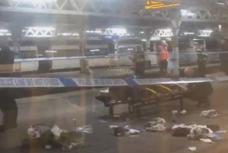 DailyMirror's tweet photo. Teenager shot at Barking station after argument on Tube https://t.co/Ap98n9VdDQ https://t.co/9Fs8sxRJj1