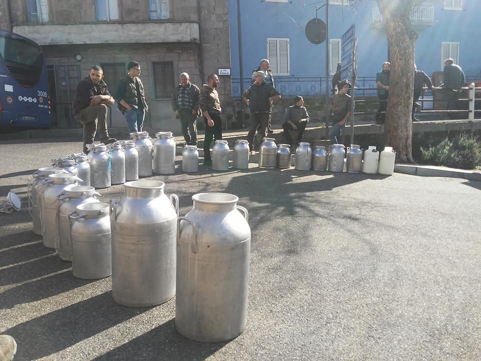 FabManuelMulas's tweet photo. ++ Oggi #VERTENZA #LATTE #LACRIMEDILATTE #SARDEGNA
Latte, controproposta dei #PASTORISARDI
"Si parte da #80centesimi al litro"
#VIMINALE #21FEBBRAIO #ROMA #iostoconipastori https://t.co/b8J3jVhw4P