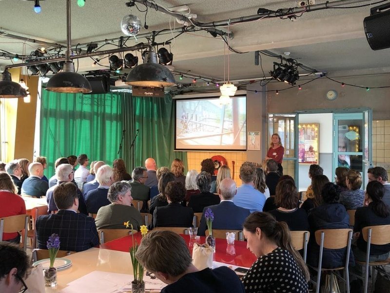 In het kader van het #langerthuisakkoord presenteerde @TinekeBlauwhoed gisteren aan gemeente <a href="/rotterdam/">Gemeente Rotterdam</a>, corporaties en welzijnsinstellingen ons concept #SeniorSmartLiving en de ervaringen hiermee in <a href="/parkentree/">Parkentree Schiedam</a> in <a href="/schiedam_nl/">Gemeente Schiedam</a>. Meer lezen: bit.ly/2EK2PTF