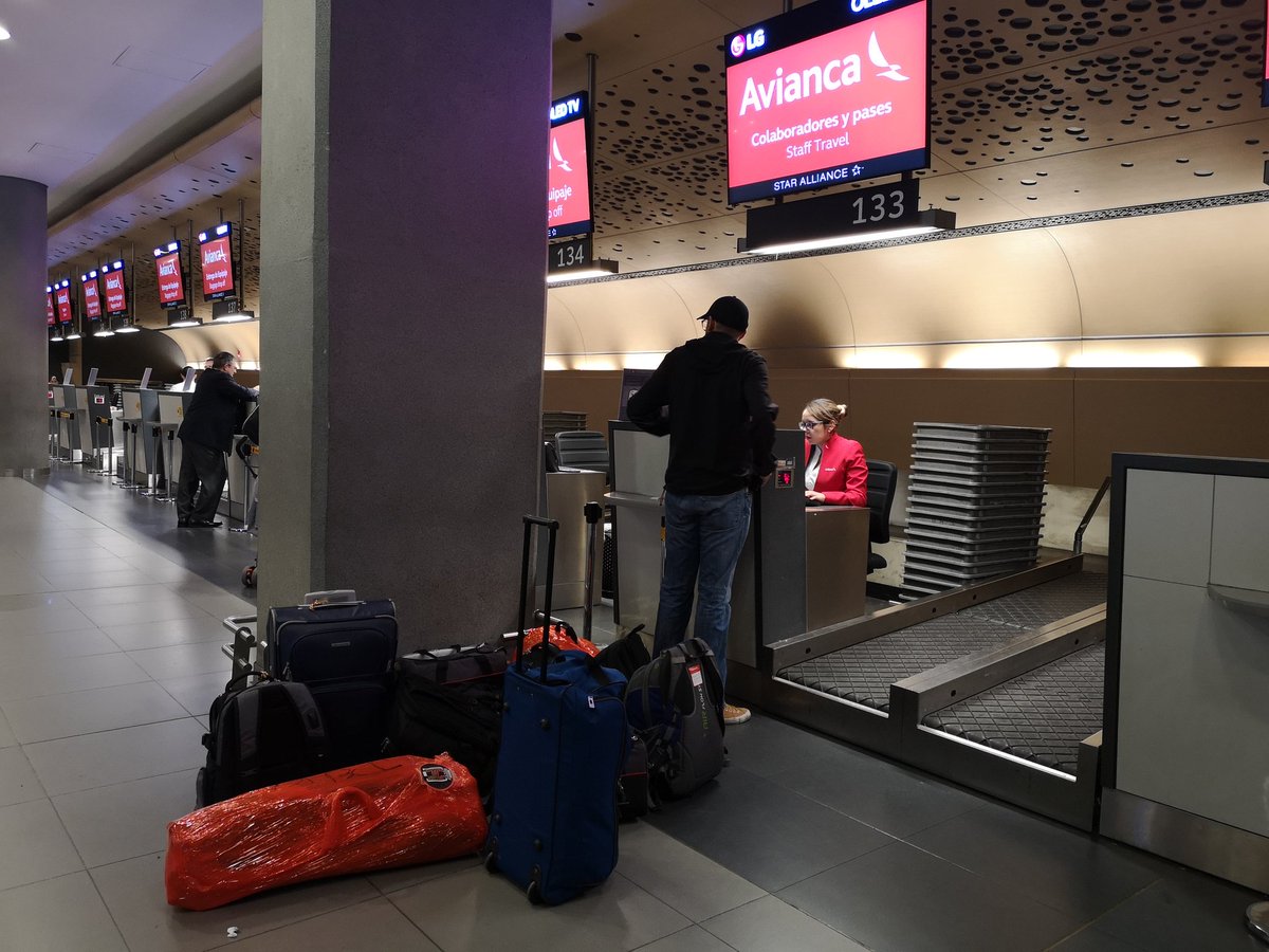 maritovillalobo's tweet photo. La vieja maña de @Avianca de abusar de sus pasajeros. Equipo de @RedMasNoticias llegó una hora antes y el vuelo a Cúcuta ya estaba cerrado. Nos retuvieron documentos y nos obligaron a pagar multa.

Abro hilo

@yalenajacome @JIMOTE @AeroCivilCol @JuanLozano_R https://t.co/IoE6m4jjQr