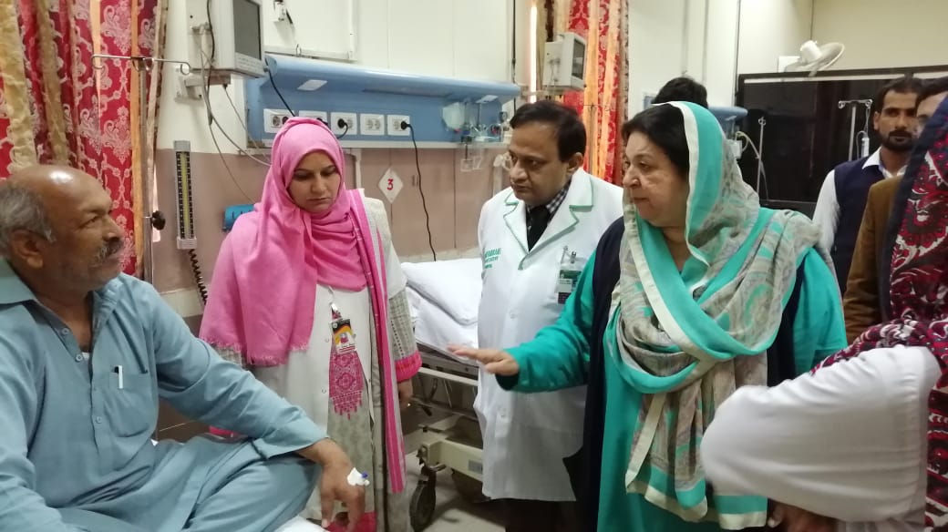 DYRUpdates's tweet photo. وزیرصحت پنجاب ڈاکٹریاسمین راشدشیخ زایدکالج وہسپتال رحیم یارخان میں صفائی ستھرائی ومریضوں کومہیاکی جانے والی طبی سہولیات کاجائزہ لینے کیلئے پہنچ گئیں۔ https://t.co/F3ORaXEpXJ