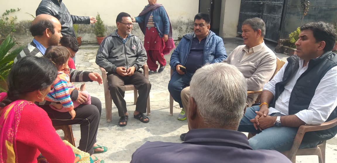 पुलवामा हमले में देश के लिए अपना सर्वस्व बलिदान देने वाले उत्तराखंड के लाल और भारतीय सेना के वीर शहीद मेजर विभुति ढौंढियाल, शहीद मेजर चित्रेश बिष्ट एवं शहीद मोहन लाल रतूड़ी के आवास पहुंचकर श्रद्धांजलि अर्पित की और शोक संतप्त परिजनों को ढांढस बंधाया व आगे बढ़ने के लिए हिम्मत दी।