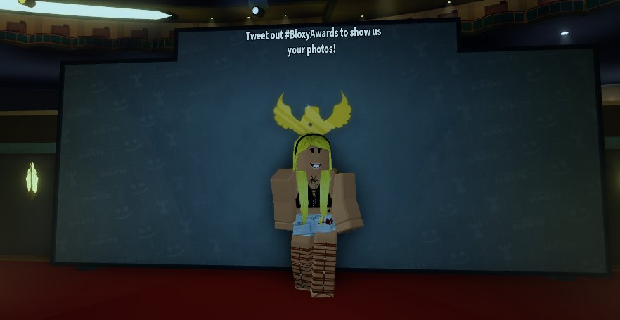 guinearblx's tweet photo. 1 year difference. #BloxyAwards https://t.co/SFCnKR7IzN