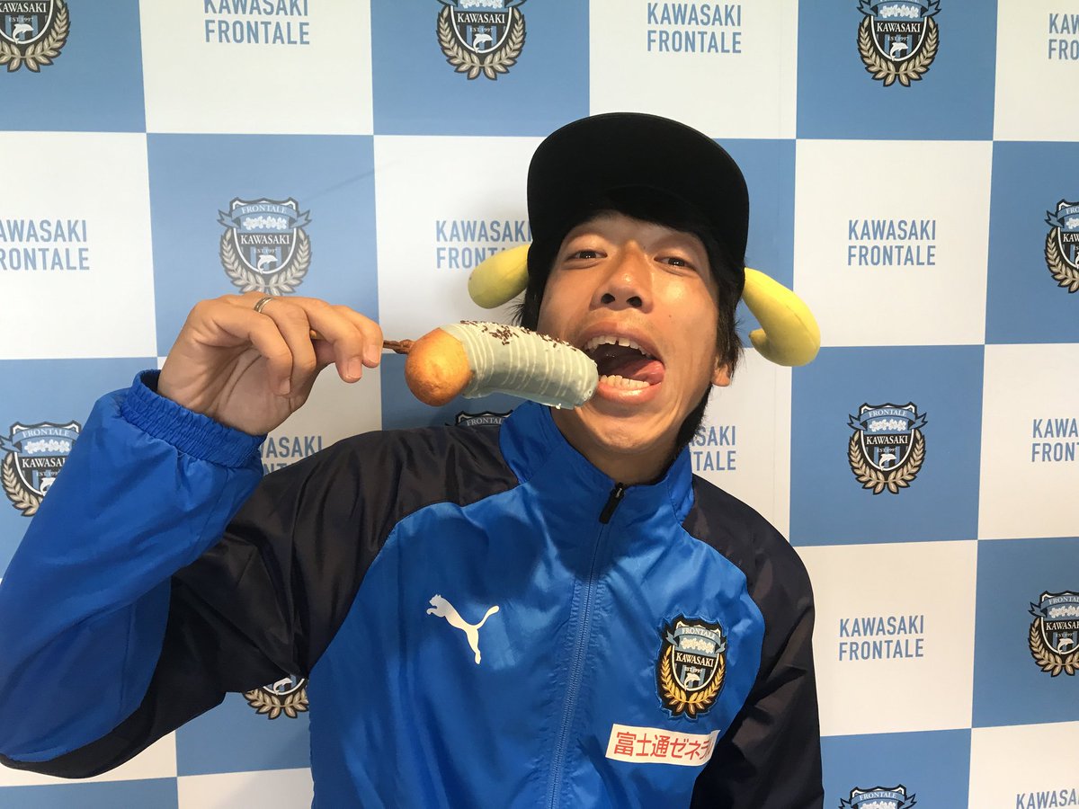 川崎フロンターレ フロンターレドッグ フロンターレ の新たな名物が場外イベント広場 フロンパーク に新登場 かわさき応援バナナを使った新メニューとして選手の皆さんにもご紹介 大絶賛のバンディエラやイケメン すぎるヤストまで その他の選手の個性