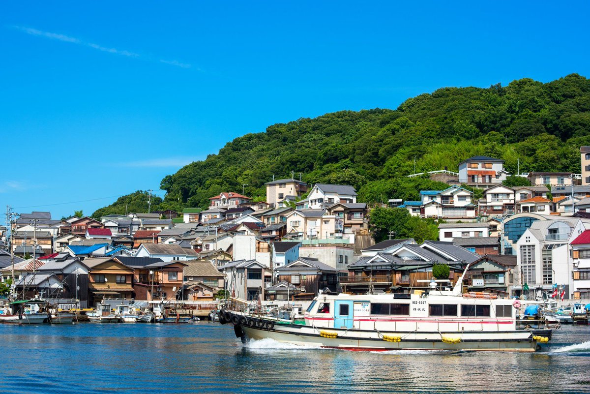 Ieshima in Hyogo prefecture is one for the photographers. Here, you can explore the quiet backstreets and take stunning harbor photos, and finish your day with excellent blue crabs and mackerels!

Discover Ieshima here: en.japantravel.com/hyogo/ieshima-…
