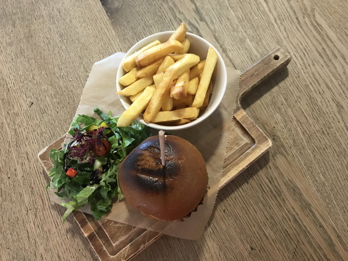 We know how busy half term can be - Why not leave the cooking to us whilst you enjoy the fun times with your children 👨‍👩‍👧‍👦 We have a wide selection of hot and cold food available, all served until 3:30pm 🍴
