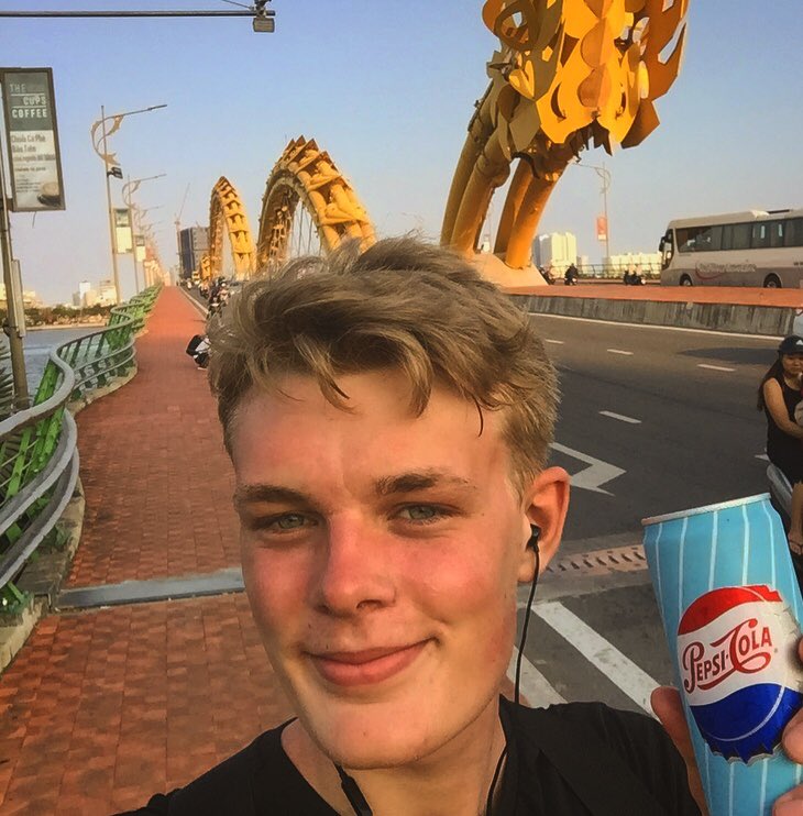 SilasWolters's tweet photo. Bild 8. Lång promenad över dragon bridge. Musiken i hörlurarna och pepsin fick dock tiden att gå fortare. #tuttopepsi https://t.co/HGL4xDXFGr