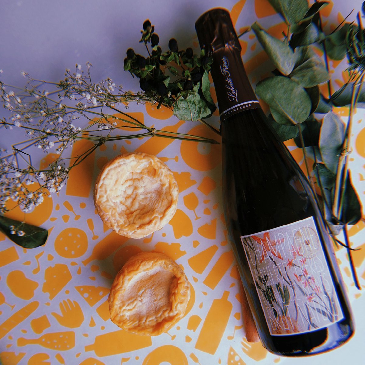 Langres has a creamy texture around the rind but remains light and mousy at its core. We wash it two times in house with Champagne, according the local tradition.