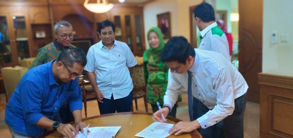 BPRSMustindo's tweet photo. MOU Dana Pembiayaan Umroh Syafaat antara Kuhindo dengan BPR Syariah Mustindo - https://t.co/Cu7k0u7MdZ #Umroh #Haji #BankSyariah https://t.co/OcPiUWGN6y
